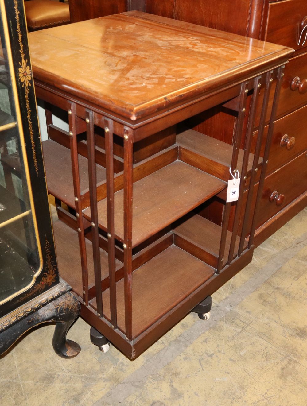 An Edwardian mahogany revolving bookcase, W.60cm, D.60cm, H.92cm